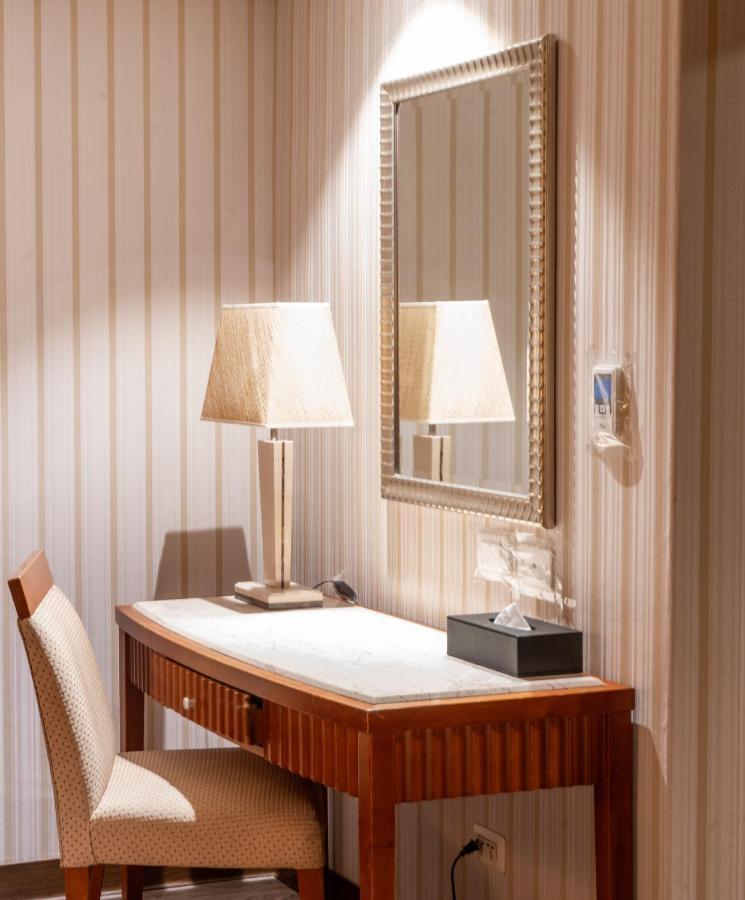 Elegance Hotel Taipei Bagian luar foto