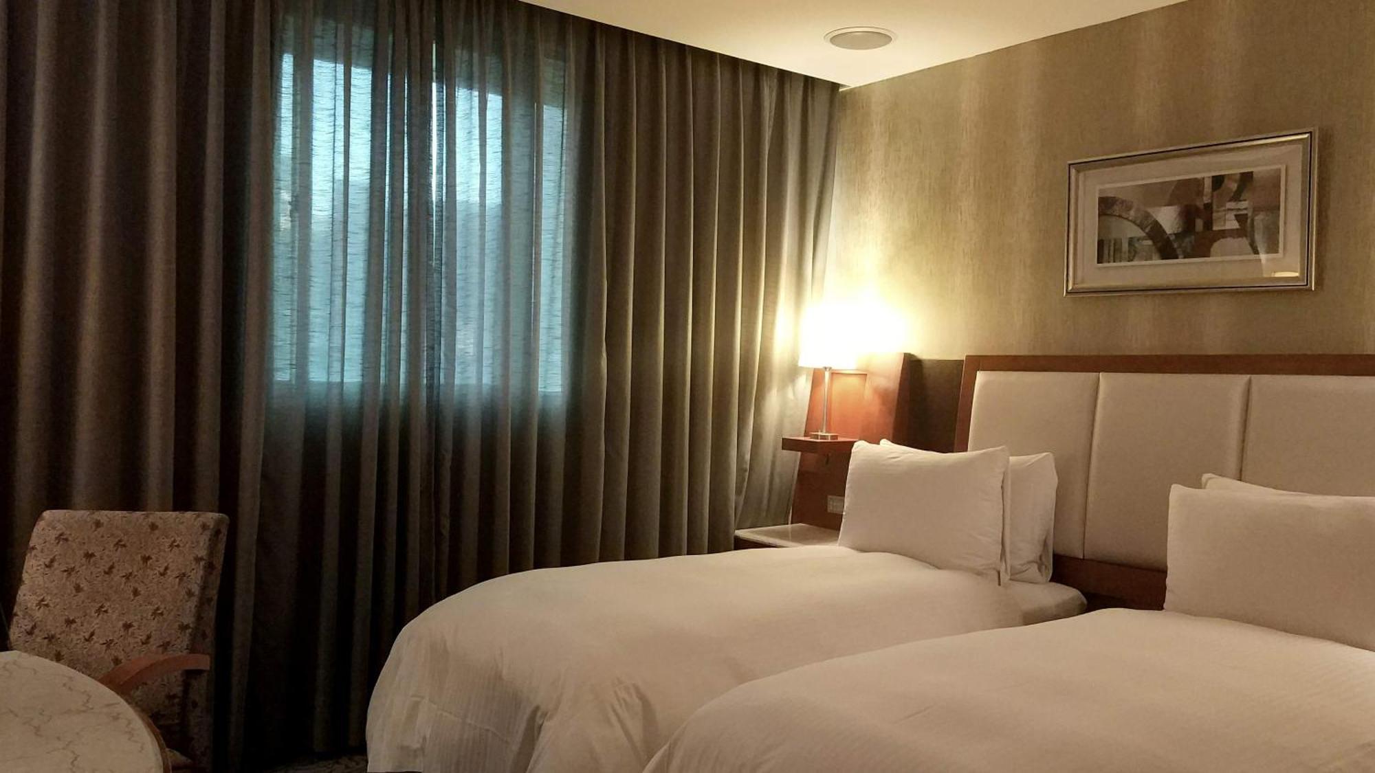 Elegance Hotel Taipei Bagian luar foto
