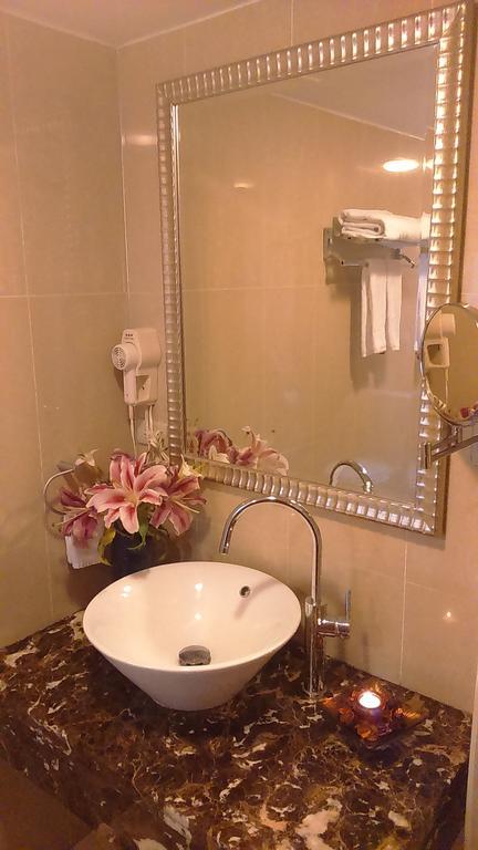 Elegance Hotel Taipei Bagian luar foto