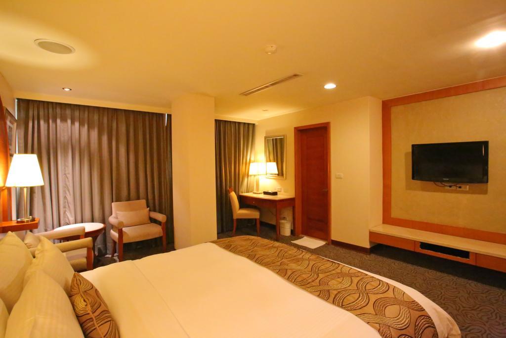 Elegance Hotel Taipei Bagian luar foto