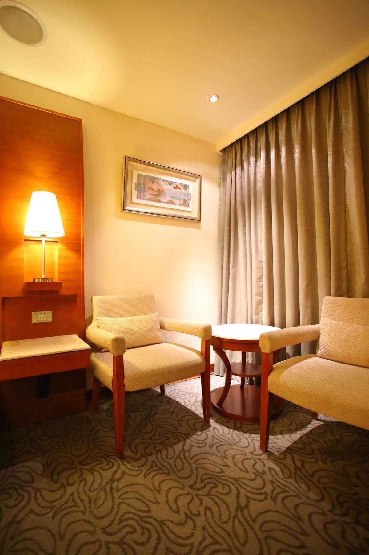 Elegance Hotel Taipei Bagian luar foto