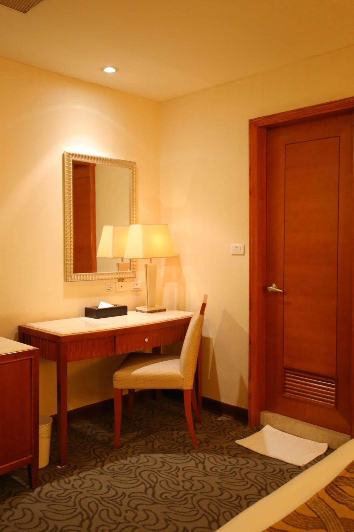 Elegance Hotel Taipei Bagian luar foto