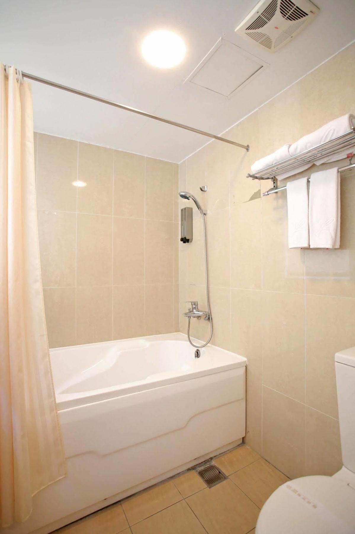Elegance Hotel Taipei Bagian luar foto